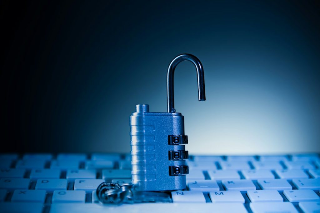 Candado sobre un teclado, seguridad informática