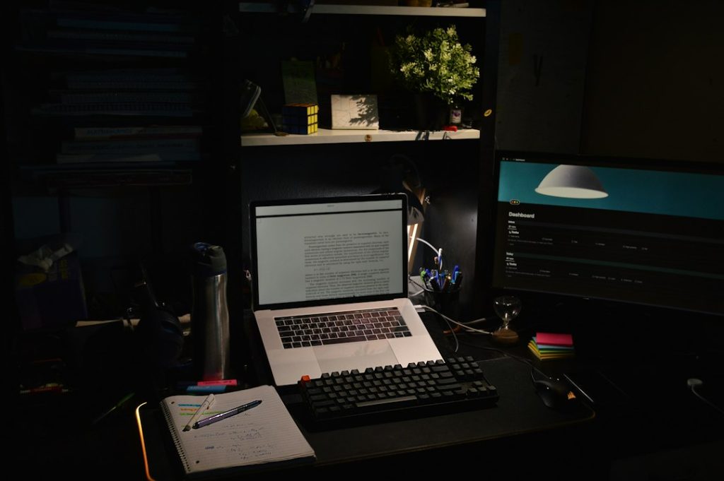 Escritorio con portátil para diseño web